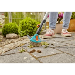 Combisysteem 3in1 Voegenkrabber/borstel - 9cm - Gardena -Tuinverzorgingswinkel combisysteem 3in1 voegenkrabber borstel 9cm gardena 5 4