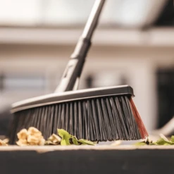 Solid Bezem M - Fiskars 7 Solid Bezem M - Fiskars -Tuinverzorgingswinkel solid bezem m fiskars 3